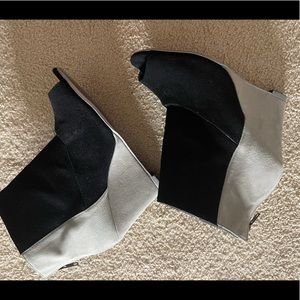 ‼️SOLD‼️ Deena & Ozzy Black and Grey Color blocked Wedges